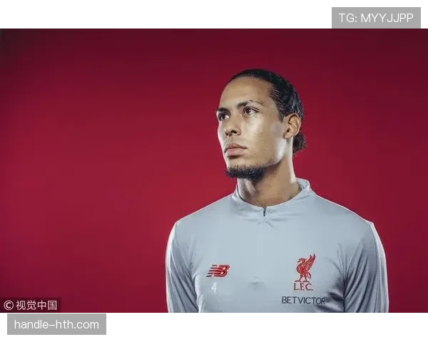 范迪克这生活，比赛里冷冰冰，出门却像豪宅派对常客啊！